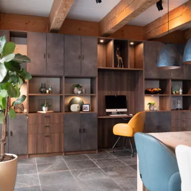 Kastenwand met ingebouwde werkplek en eettafel